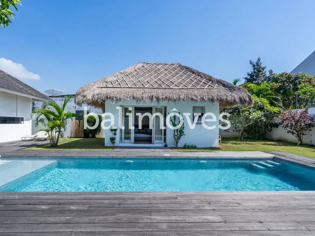 Villa yang Menawan dengan Tiga Kamar Tidur yang Luas di Sanur - Image 5 of 10