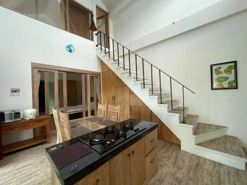 SPACIOUS WESTERN STYLE HOUSE - Image 1 of 10