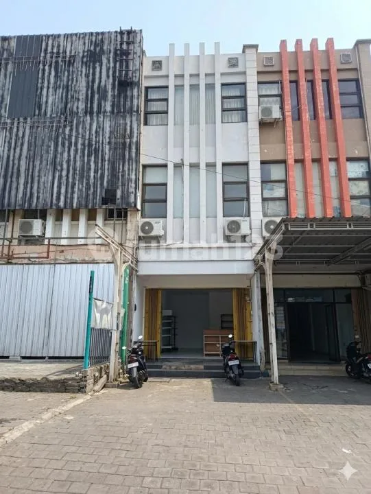 Ruko 3 Lantai Strategis di Jl Dewi Sri Kuta Bali | SHM Siap Pakai - Image 1 of 4