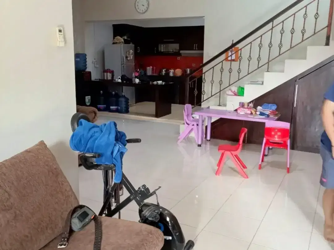 Dijual rumah terawat nyaman dan aman 2 lantai dekat gunung catur dan kebo iwa posisi hook lokasi gatsu barat denpasar - Image 3 of 9