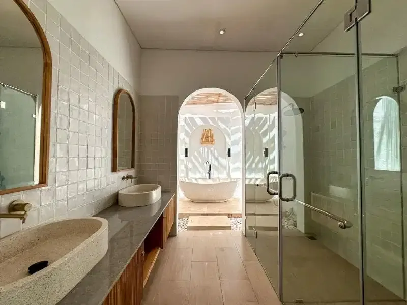 NEWLY RENOVATED TROPICAL STYLE VILLA - Image 6 of 9