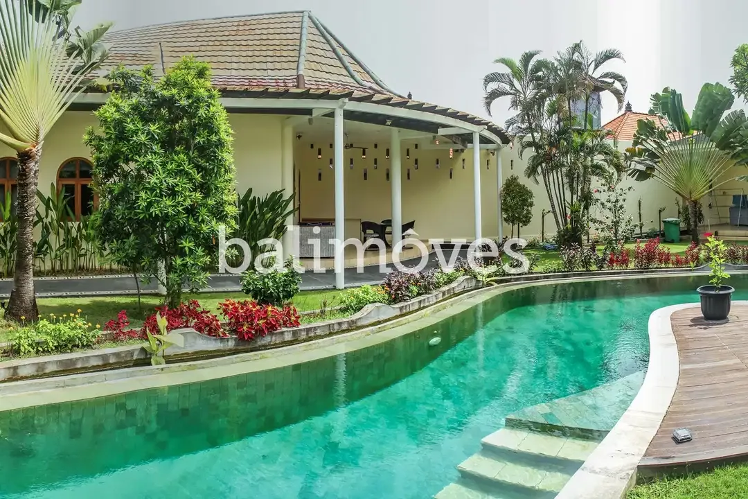 Villa Lima Kamar Tidur Dengan Taman Yang Luas Di Sanur - Image 8 of 10