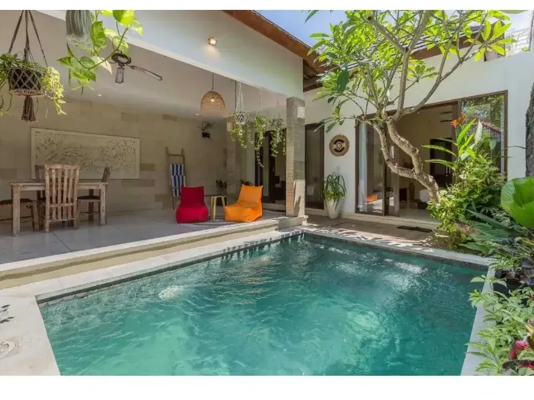 Dijual Siap huni  3 Vila 3 private pool & 1 unit loft di 1 komplek di  BALI UMALAS Bumbak - Image 1 of 10