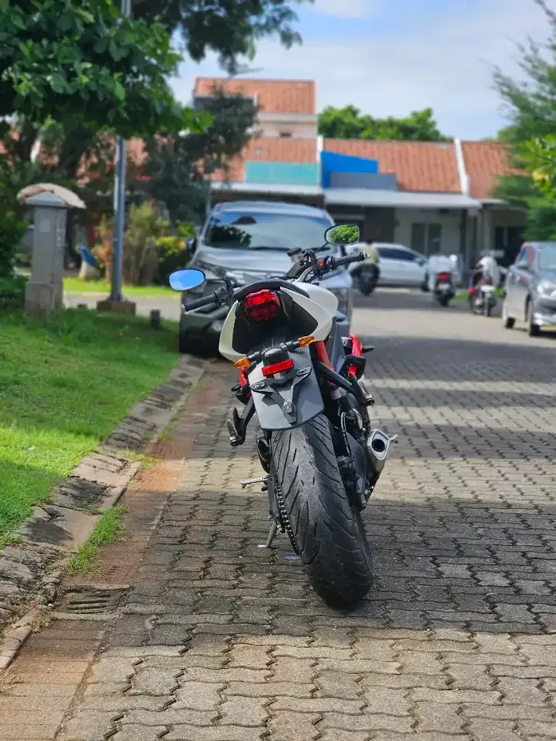 Triumph Street Triple 675R 2015, kondisi cakep, full mulus, noPR - Image 2 of 10