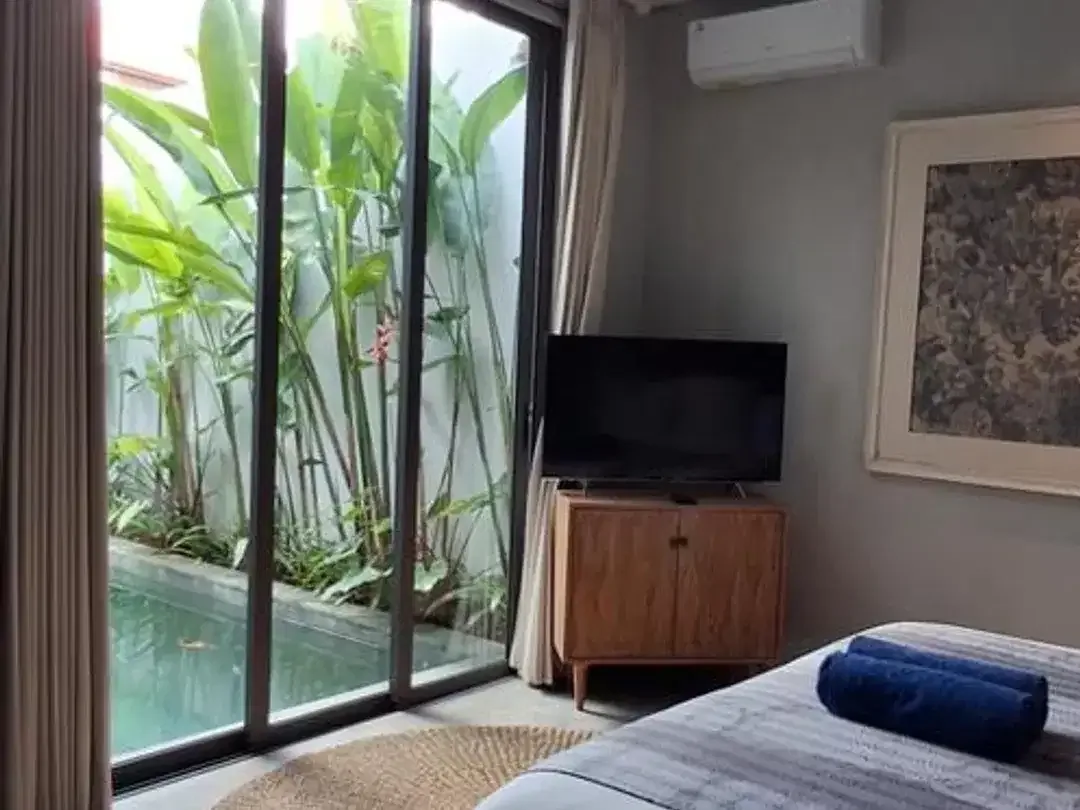 Vila 4 Kamar Tidur + Kantor Dijual, di Seminyak - Image 5 of 9