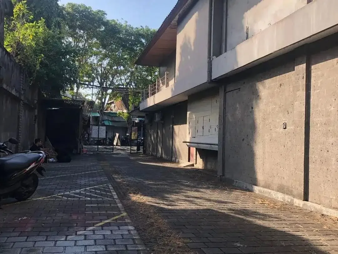 TANAH PREMIUM BONUS BANGUNAN EX HOTEL BINTANG 3 DI JL RAYA LEGIAN DEKAT PANTAI KUTA - Image 9 of 10