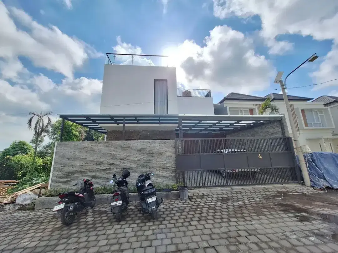 Rumah Modern dalam kompleks dengan view rooftop di Canggu - Image 1 of 10