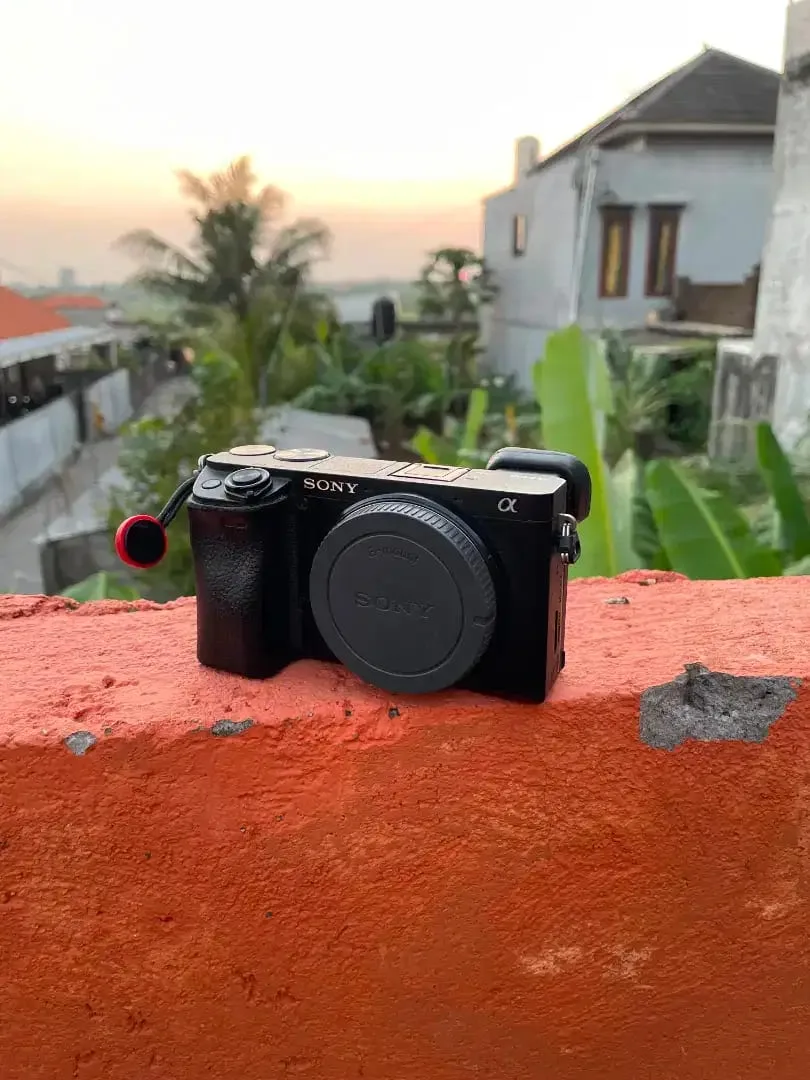 Dijual Sony A6400 + Sony 18-135mm OSS - Image 1 of 8
