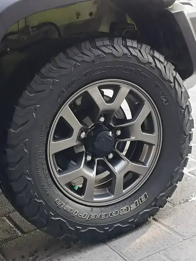 SUZUKI JIMNY 4X4 BENSIN 3 PINTU WARNA MENARIK - Image 9 of 10