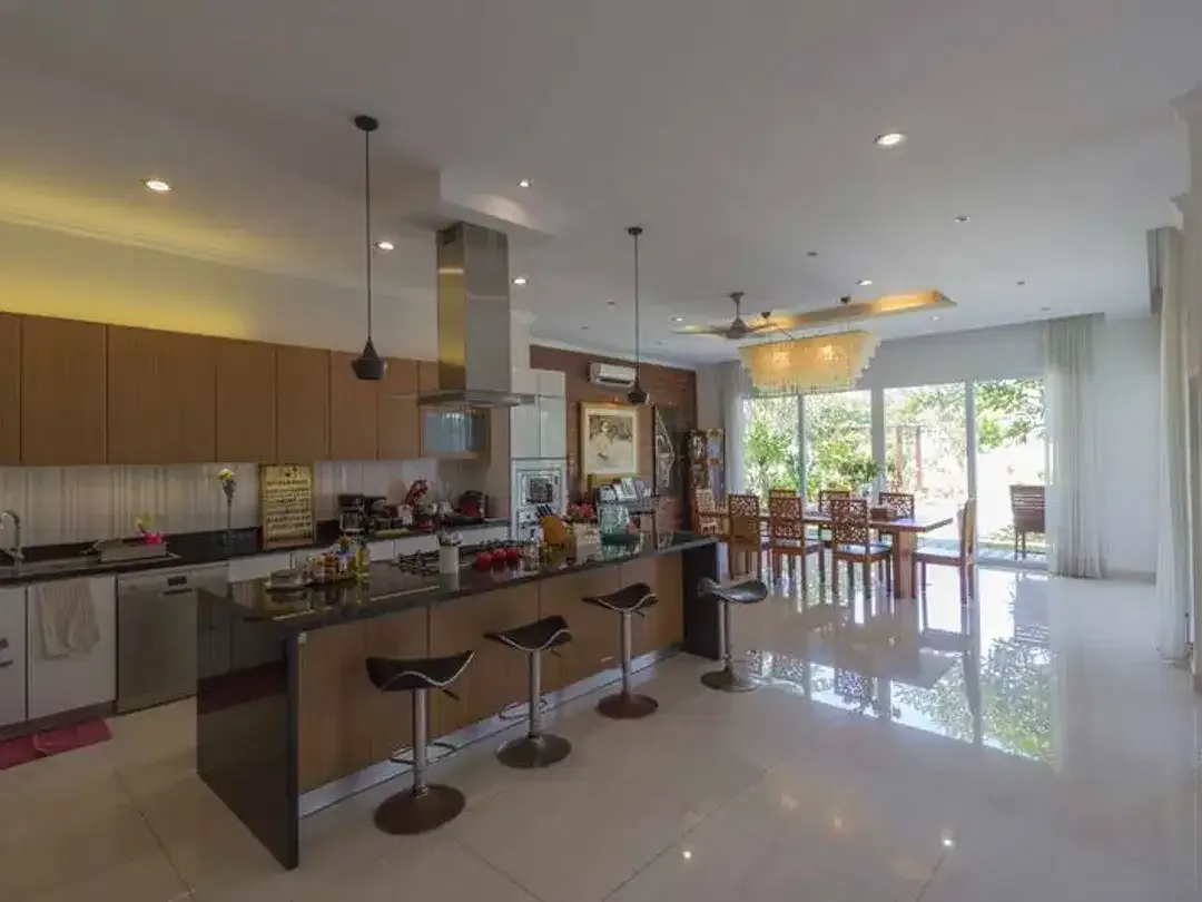 Freehold - Luxury 5-Bedroom Villa with Golf Course Frontage & Ocean Views in Pecatu, Bali - Image 6 of 10
