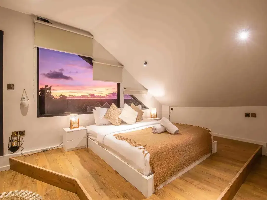 STUNNING SIX-BEDROOM VILLA WITH PANORAMIC SEAVIEW AND SUNSET AT ULUWATU - Image 9 of 10