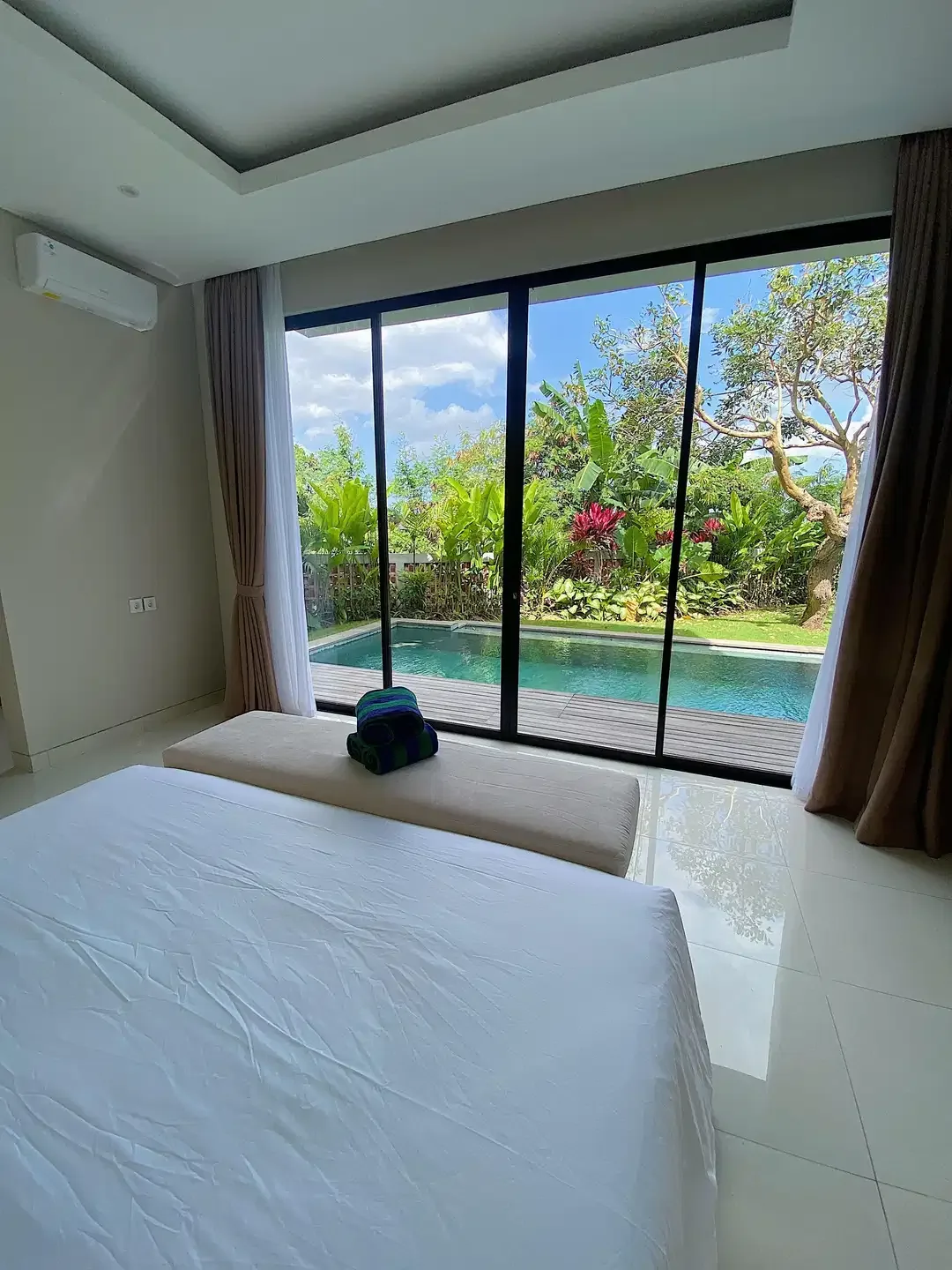Villa Mewah Tropis Luas dan Elegan di Jantung Central Canggu Bali - Image 9 of 10