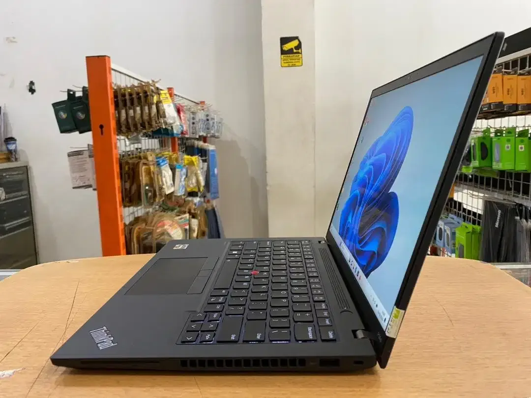 Lenovo ThinkPad P14S G3 Amd Ryzen 7 Pro 6850U Ram 16GB SSD 512GB Mulus - Image 4 of 10