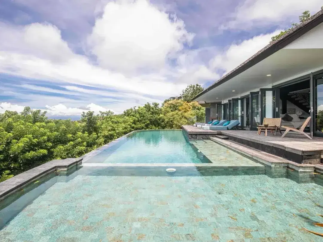 STUNNING SIX-BEDROOM VILLA WITH PANORAMIC SEAVIEW AND SUNSET AT ULUWATU - Image 2 of 10