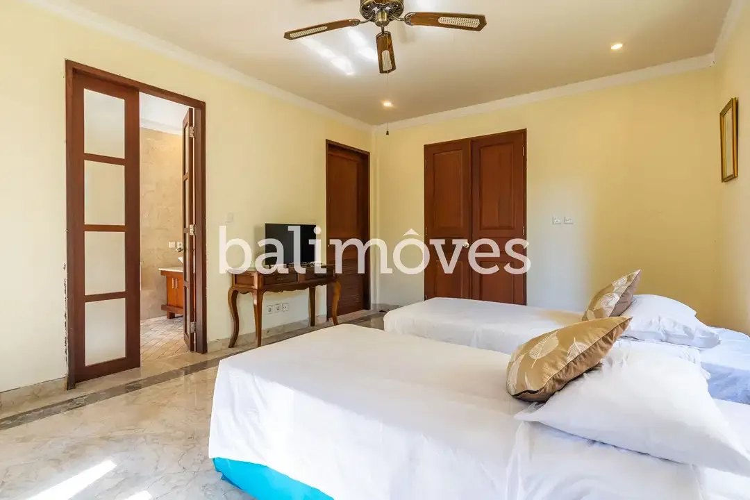 Villa Klasik dan Luas 5 Kamar Tidur Di Tepi Pantai Sanur - Image 3 of 10