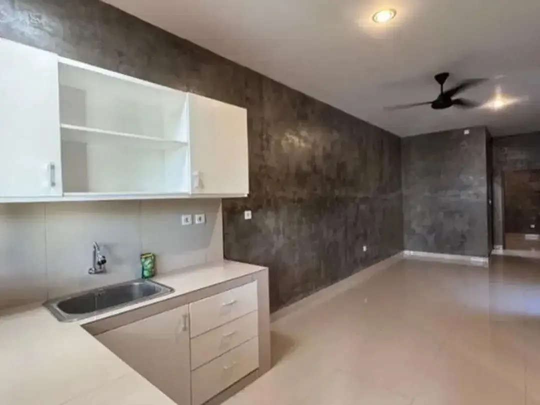 RUMAH BARU SIAP HUNI SEMI FURNISHED DI KEROBOKAN BADUNG - Image 5 of 10