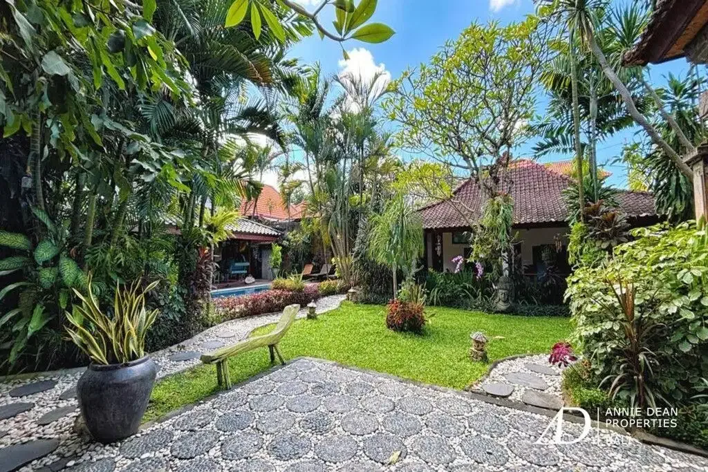 FREEHOLD | BALINESE-STYLE VILLA IN CENTRAL SEMINYAK - Image 7 of 10