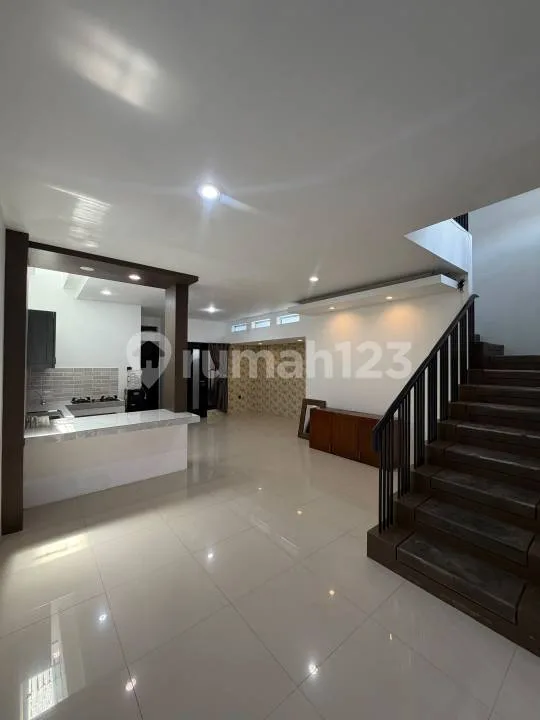 Rumah 2 Lantai Minimalis Modern di Kerobokan - Image 1 of 4