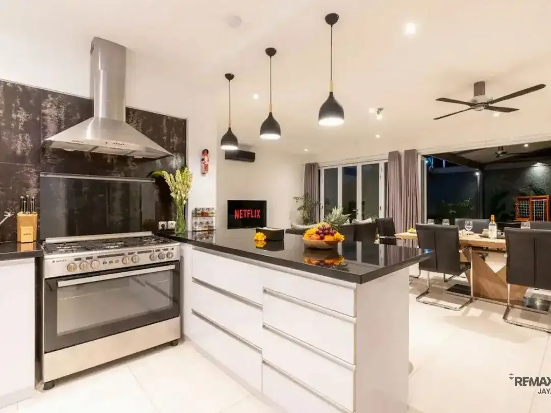 Villa masih aktif beroperasi Full Furnished Dijual, di Kerobokan - Image 5 of 10