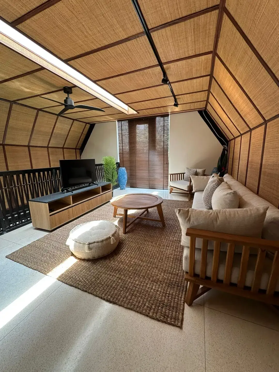 Villa Mewah Modern Tropis  3 br Furnished di Pusat Canggu - Image 2 of 10