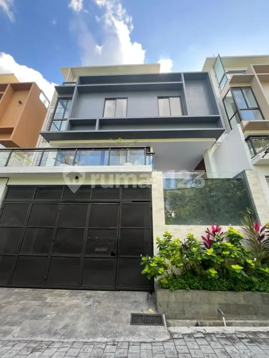 Rumah di Daerah Berawa 3 Lantai Dekat dengan Commercial Area - Image 1 of 4