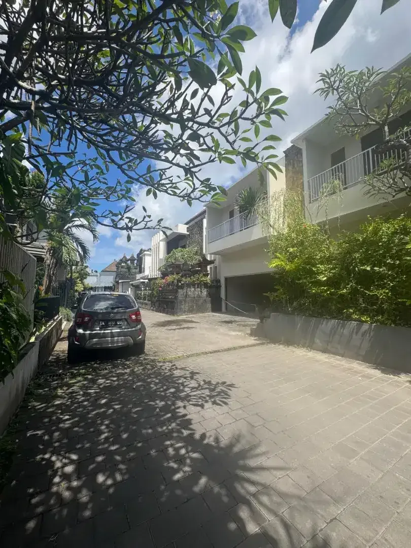 RUMAH MEWAH 2 LANTAI DIJUAL - 570 M² - SHM / LEASEHOLD - GARASI BESAR - Image 3 of 10