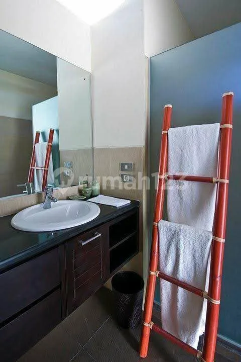 Villa Mewah Furnished Kolam Renang Strategis di Kerobokan, Badung - Image 1 of 4