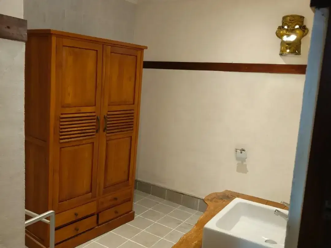 Disewakan — Villa 4 Kamar di Lokasi Strategis Jl Pantai Berawa - Image 7 of 8
