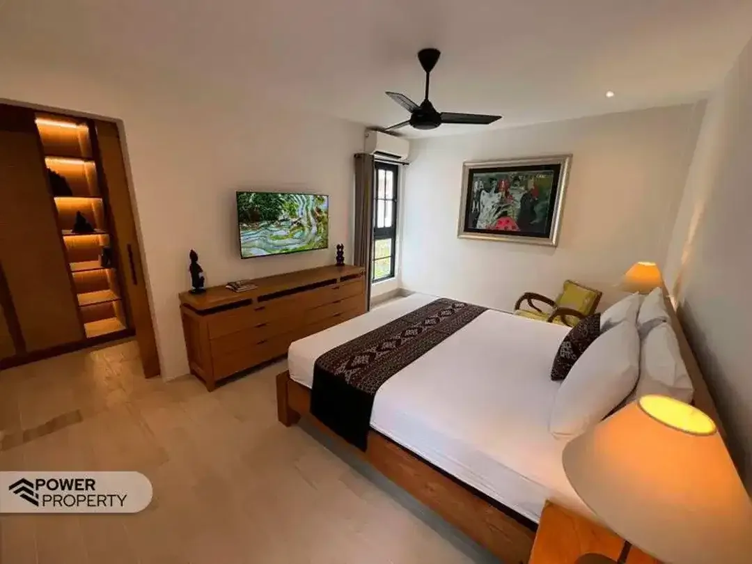 Modern 3-Bedroom Townhouse with Private Jacuzzi Pool in Prime Seminyak Area - Image 9 of 10