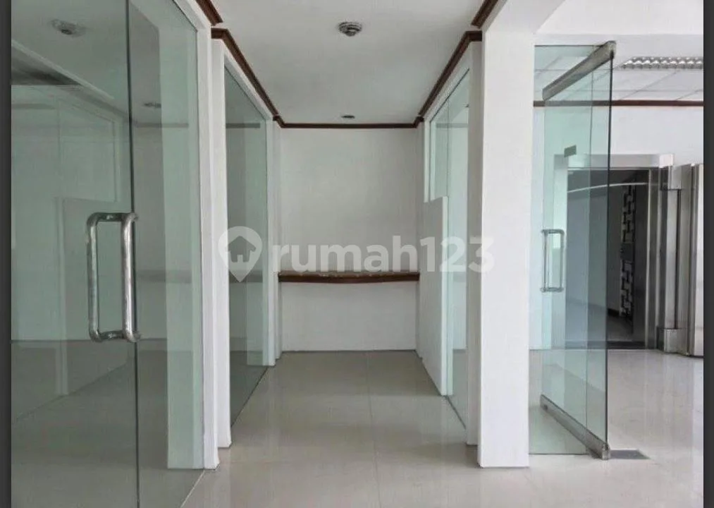 Kawasan Bisnis & Sangat Strategis, Gedung Kantor Ex. Bank Jl. Pb Sudirman, Panjer/Dauh Puri, Denpasar Barat, Bali, Baru Selesai Renovasi & Siap Pakai, Kawasan Bisnis, Area Parkir Luas Row Jalan Raya - Image 3 of 4