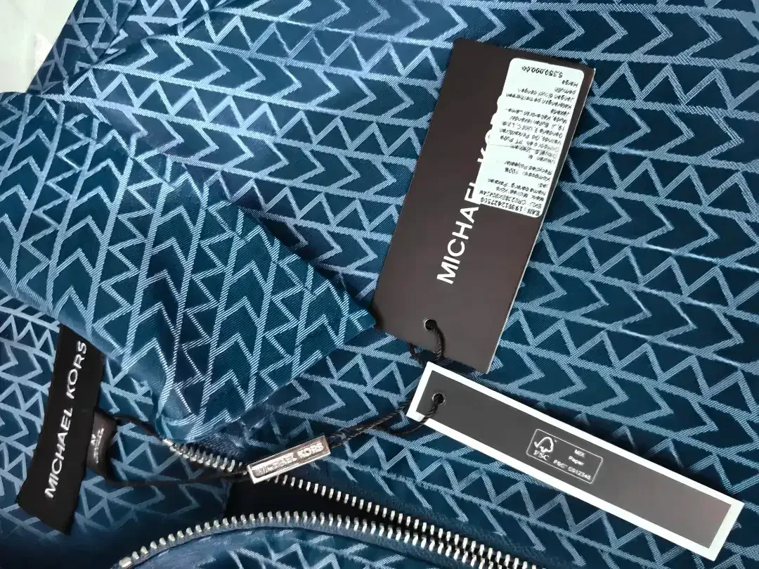 A NEW JACKET FROM MICHAEL KORS LIMITED EDITION - Image 3 of 7