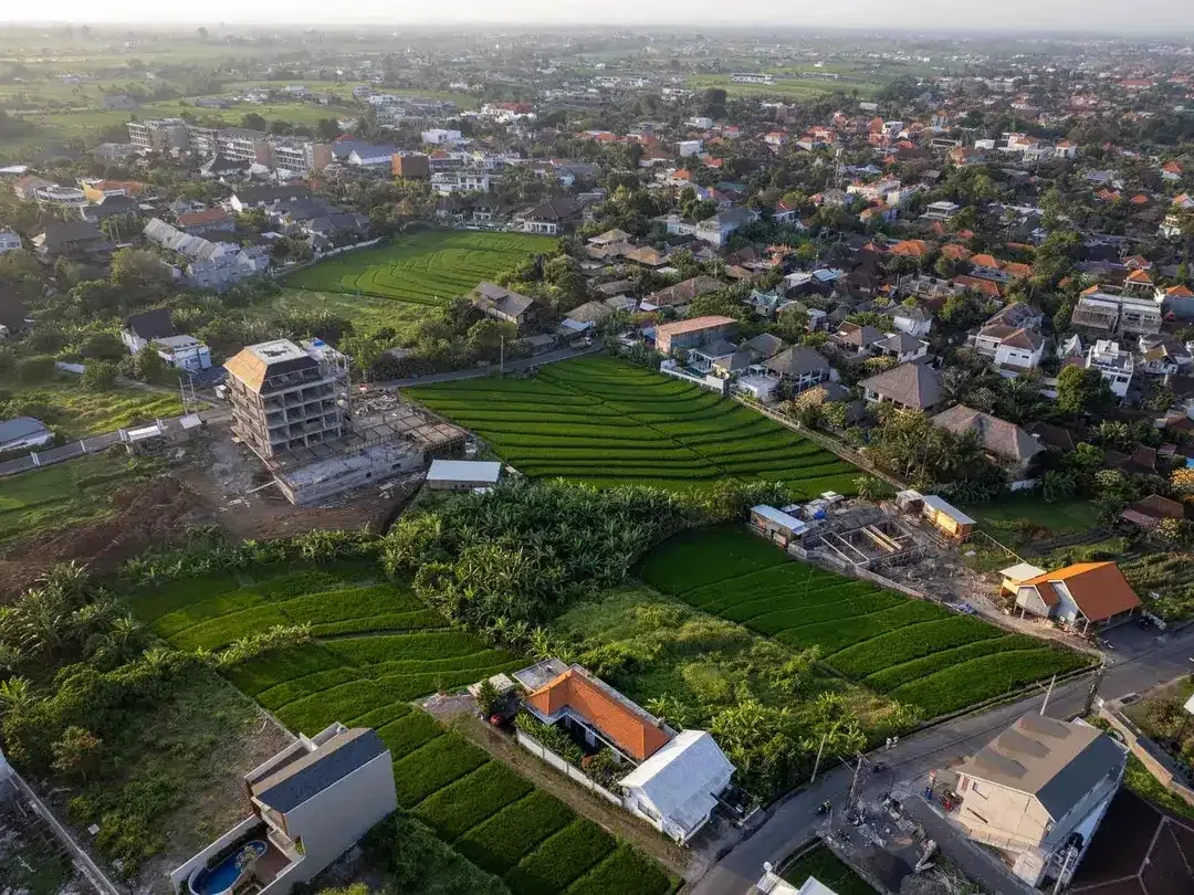 TANAH DI JALAN UTAMA PINK ZONE LOKASI PRIME DAN STRATEGIS HANYA BERJARAK 400 M ETERS MENUJU PANTAI PERERENAN CANGGU - Image 4 of 10