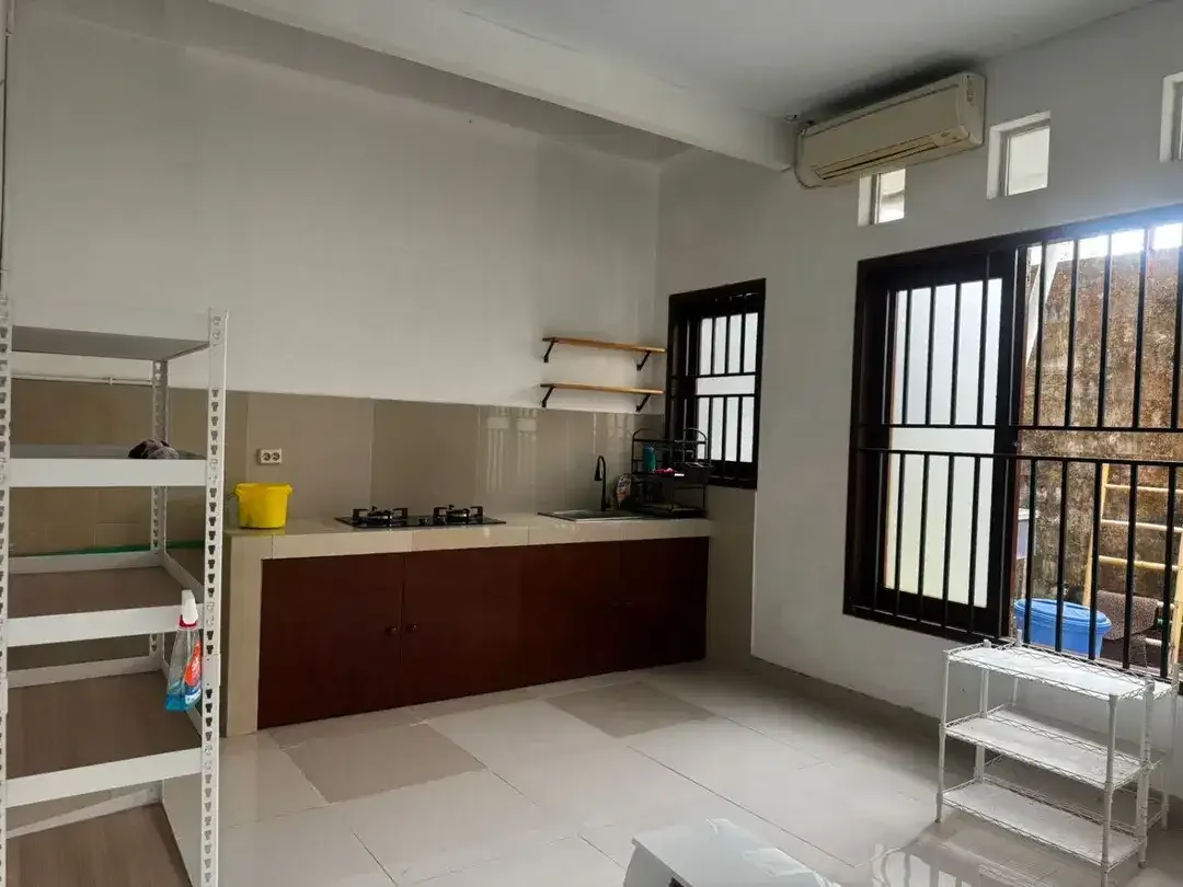 Rumah 2 Lantai Lokasi Strategis Gatsu Barat 4 Kamar Tidu Lingkungan Tenang - Image 8 of 10