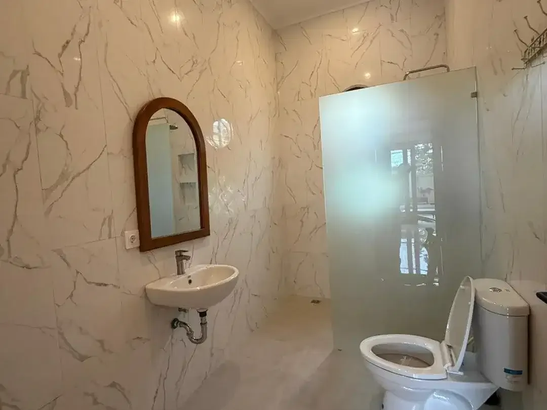DISEWAKAN — VILLA 2 KAMAR DI LOKASI STRATEGIS, TIBUBENENG - Image 2 of 7