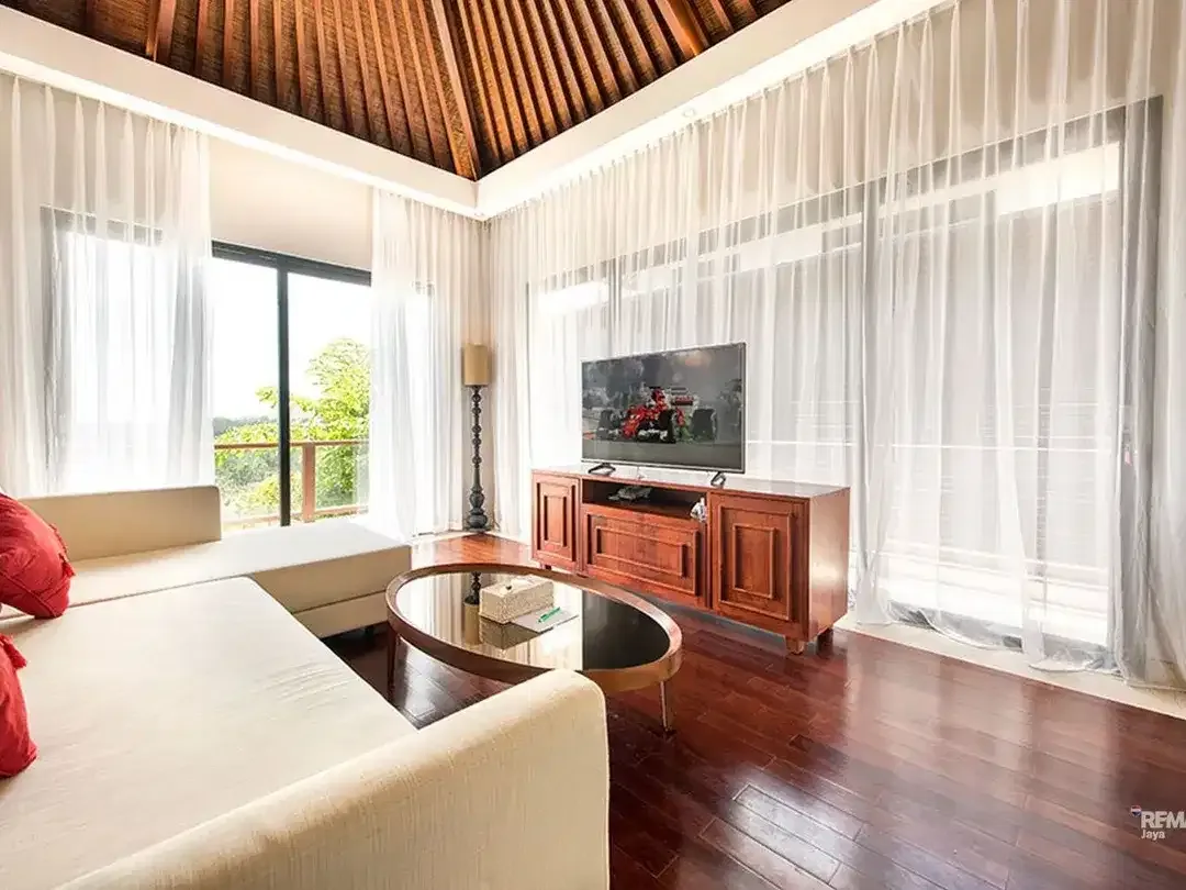 Villa with comfortable furniture for sale in Kuta Selatan. - Image 9 of 10