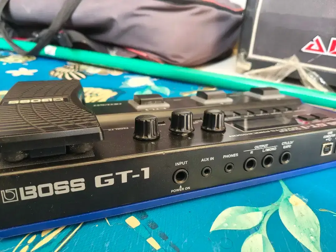 BOSS GT 1 LIKE NEW - Image 3 of 4