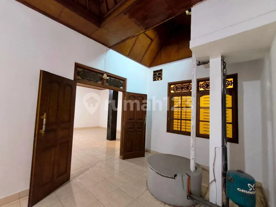 Rumah 1 Lantai Lokasi Strategis 4 Br Unfurnished di Gatsu Barat - Image 4 of 4