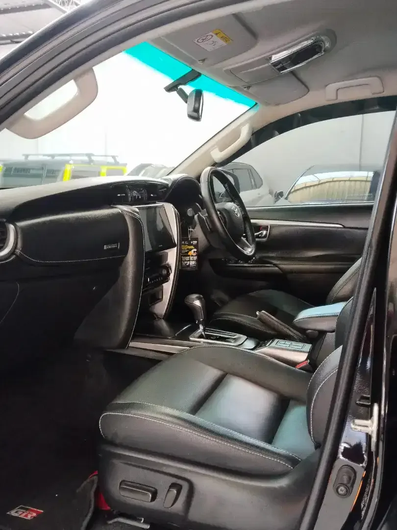 FORTUNER SRZ GR SPORT AT BENSIN LOW KM SEPERTI BARU DEALER - Image 6 of 10