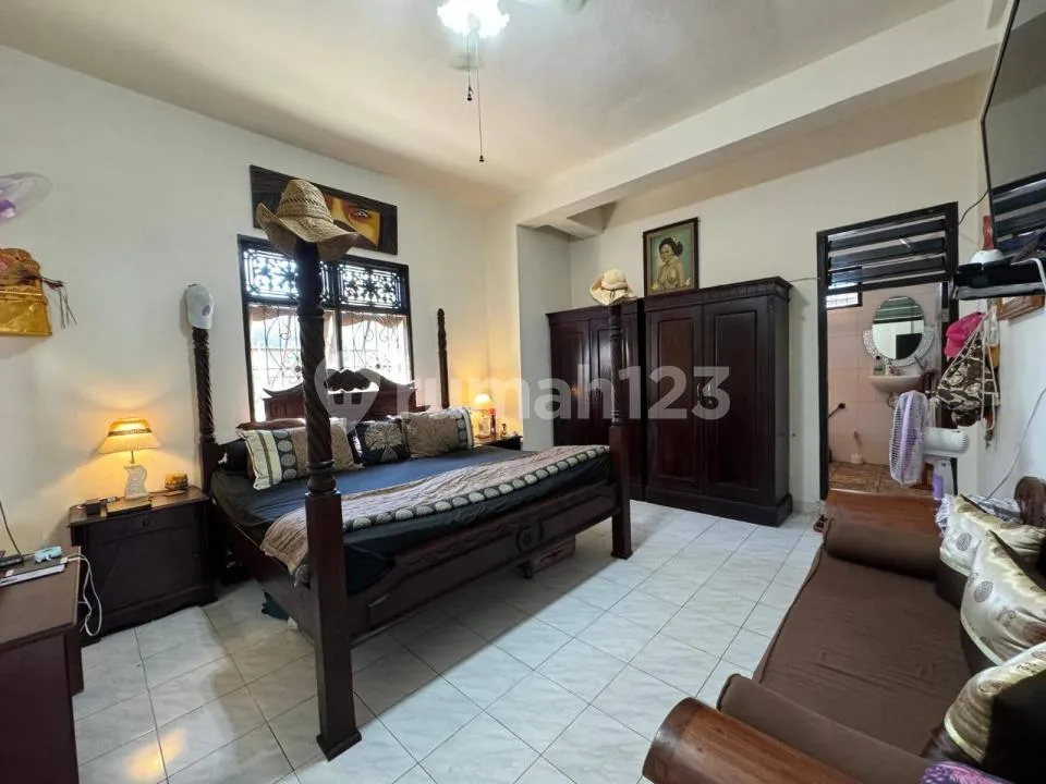 Dijual Rumah Klasik 3 Lantai Posisi Hook dengan Rooftop di Kuta Dekat - Image 2 of 4