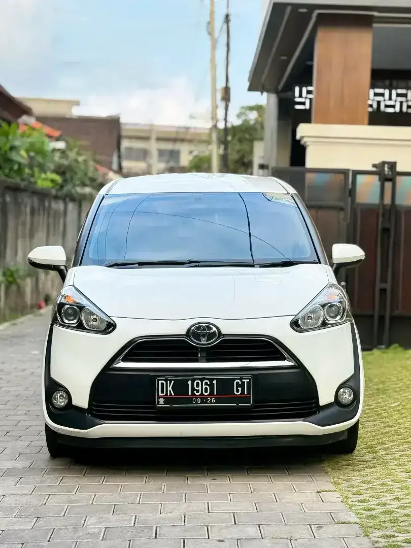 Toyota Sienta V 6MT AsliBali Low KM 20rb istimewa - Image 2 of 8