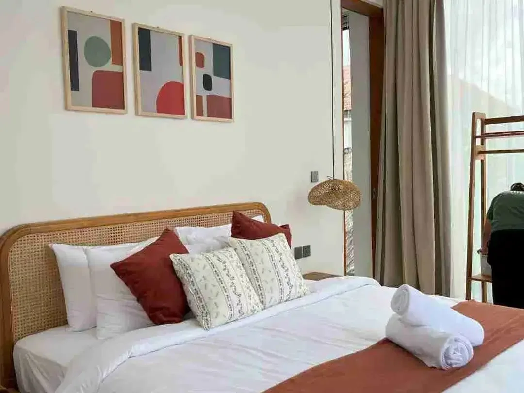 Modern minimalist 3 Bedroom Villa, Furnished, Strategic Location at Canggu Area, Near to the Beach - Image 9 of 10