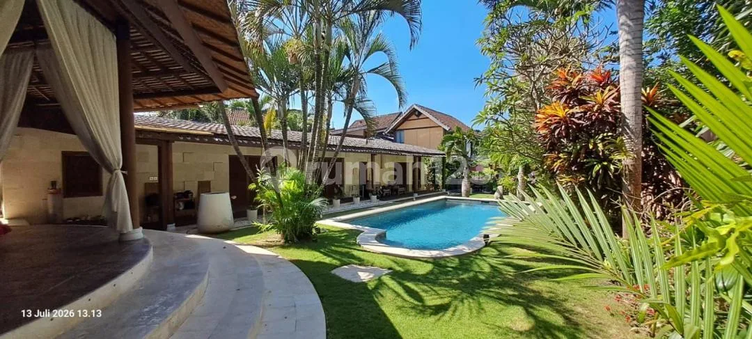 Tropical Villa Dekat Pantai Nyanyi - Pavilion Kayu & Taman Luas - Image 1 of 4