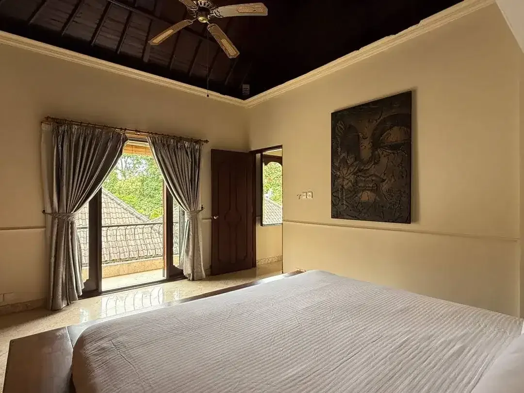 Villa 2 Bedrooms Balinese Style Private Cluster Dekat Pantai Melasti Ungasan - Image 3 of 10