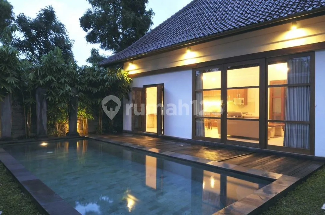 Luxurious Villa Modern Yang Dekat Dari Lingkungan Cafes - Image 1 of 4
