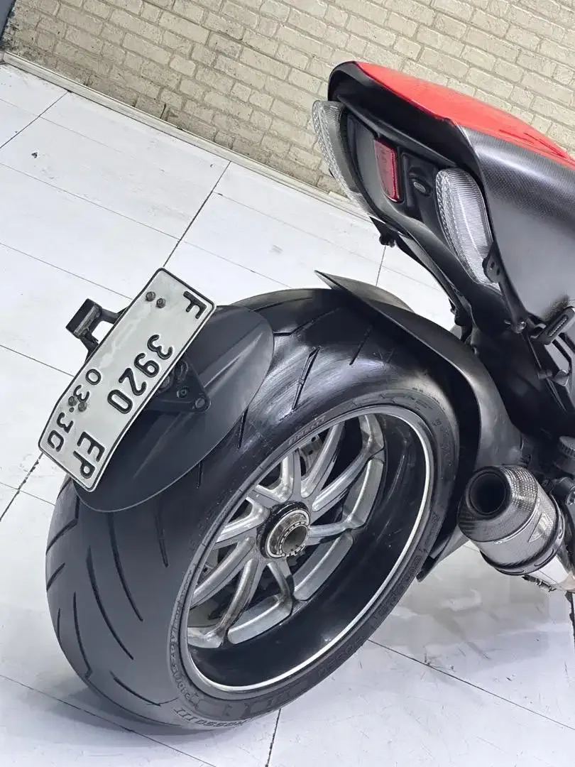 Moge Ducati Diavel red carbon mustika motor - Image 7 of 10