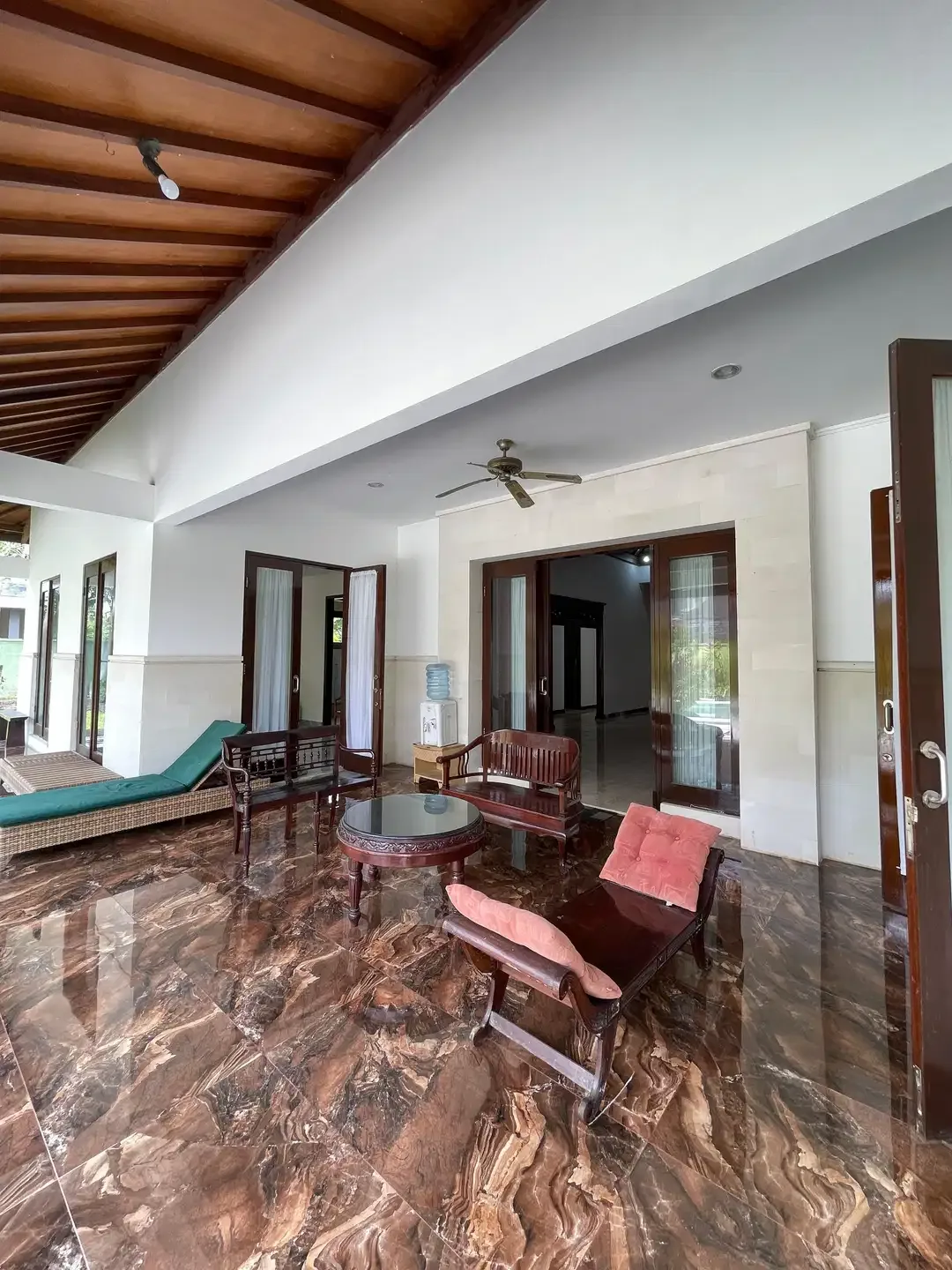 VILLA MEWAH SANGAY LUAS NYAMAN FURNISHED LOKASI STARTEGIS KE PANTAI - Image 5 of 10