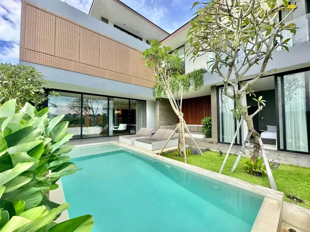 4 BEDROOMS LUXURY BEAUTIFUL RICEFIELD VIEW VILLA LOCATION AT BERAWA CANGGU - Image 2 of 10