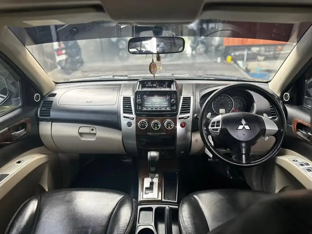 PAJERO DAKAR SPORT 2014 MATIC DIESEL LOW KM ISTIMEWA - Image 8 of 10