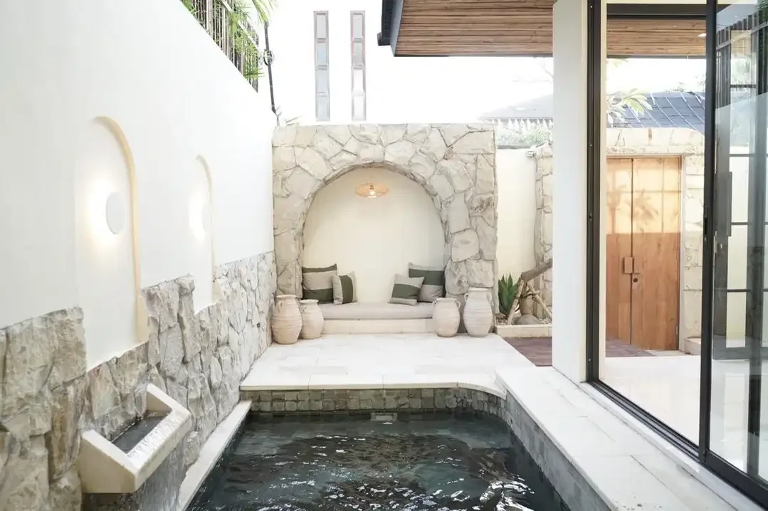 villa di seminyak kuta,furnish,lokasi sangat strategis,dkt jln utama - Image 1 of 10