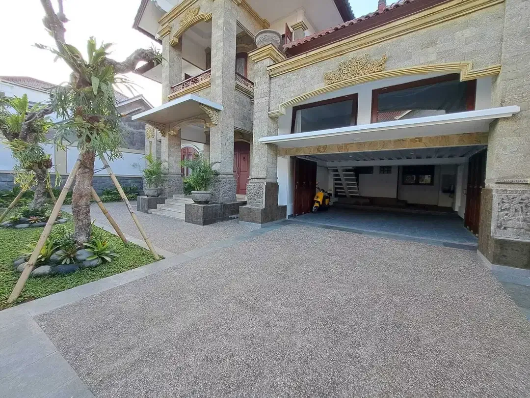 Rumah Sangat Mewah Luxury Semi Furnished Lokasi Premium Renon - Image 2 of 10